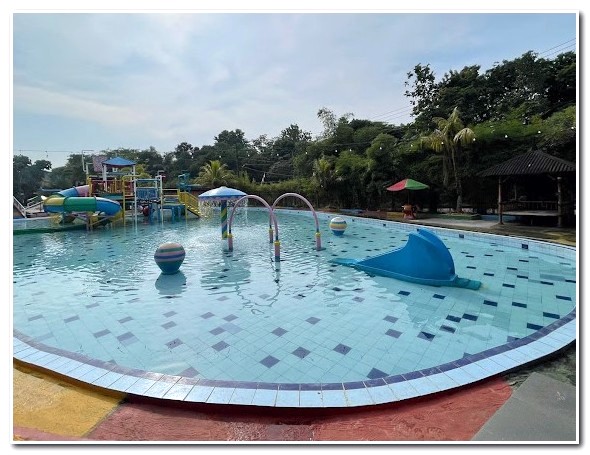 Kolam renang di Cikeas